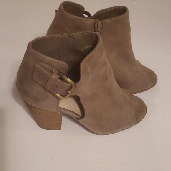 Stylish Tan Suede Like Ankle Booties Heeled Shoe Open Toe Womens Size 7.5 7-1/2 - Picture 2 of 10